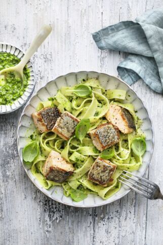Lachsforelle mit Tagliatelle und Pesto Lachsforelle mit Tagliatelle und Pesto