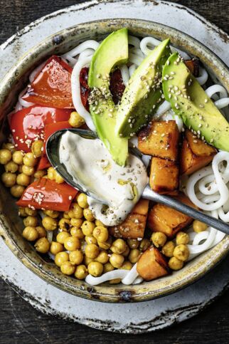Udon-Bowl mit
Röst-Kichererbsen Udon-Bowl mit
Röst-Kichererbsen