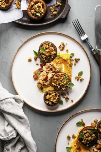 Gefüllte Champignons mit Sauerkraut-Speck, MandelKruste und Möhrenfrischkäse