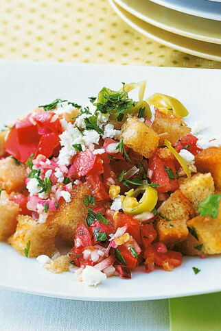 Brotsalat mit Tomaten und Schafkäse Brotsalat mit Tomaten und Schafkäse