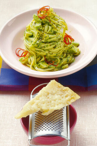 Nudeln mit Avocado-Pesto