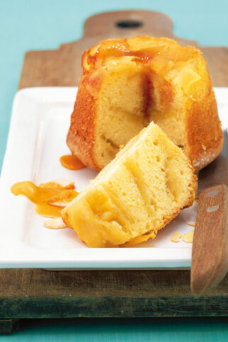 Apfelkuchen mit Schuss aus dem Glas Apfelkuchen mit Schuss aus dem Glas