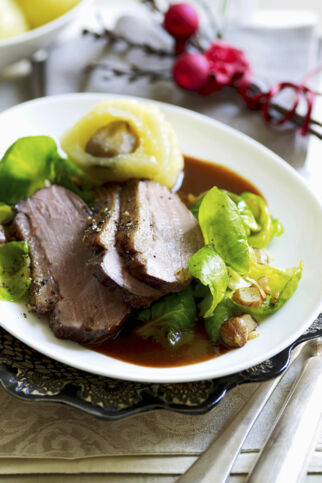 Glasierte Gänsebrust mit Rosenkohlblättchen Glasierte Gänsebrust mit Rosenkohlblättchen