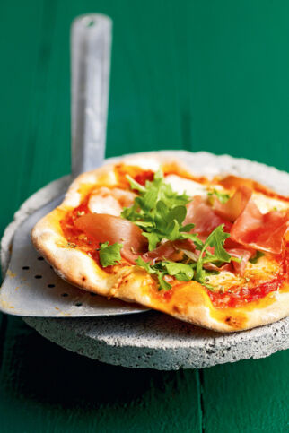 Hauchdünne Pizza mit Parmaschinken und Rucola Hauchdünne Pizza mit Parmaschinken und Rucola