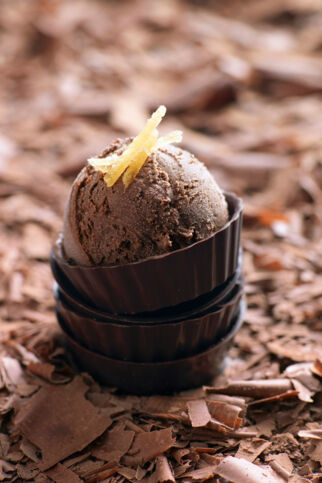 Schokoladeneis mit kandiertem Ingwer Schokoladeneis mit kandiertem Ingwer