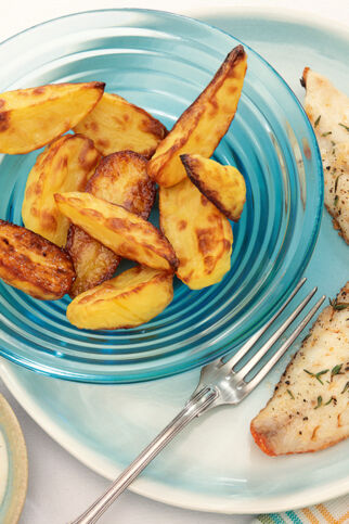 Gebratene Fischfilets mit Wedges