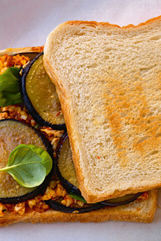 Auberginen-Sandwich mit Mozzarellatatar