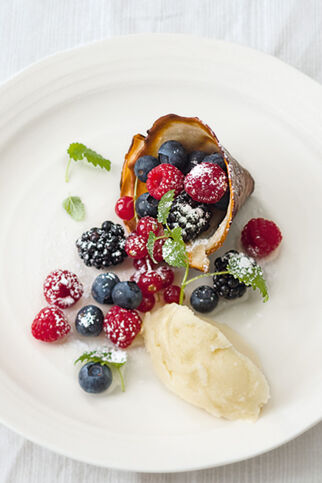 Schoko-Stanitzel mit Beeren und Apfel-Sorbet Schoko-Stanitzel mit Beeren und Apfel-Sorbet