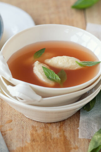 Klare Tomatenbrühe mit Parmesannocken Klare Tomatenbrühe mit Parmesannocken