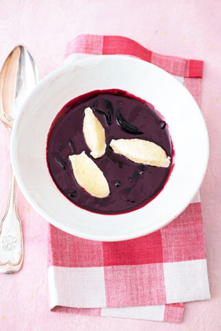 Fliederbeersuppe mit Grießklößchen