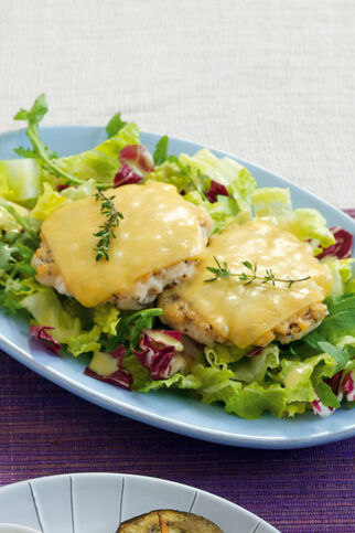 Chicken-Cheeseburger auf Salat Chicken-Cheeseburger auf Salat