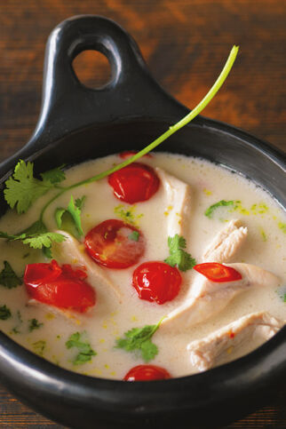 Würzige Thai-Hühnersuppe mit Kokosmilch