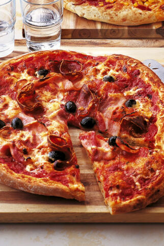 Pizza mit Bacon und Salami