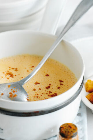 Weinsuppe mit Zimt-Croûtons