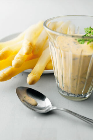 Spargel mit Kräuter-Hollandaise Spargel mit Kräuter-Hollandaise