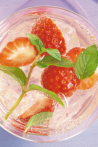 Bowle mit Minze & Erdbeeren Bowle mit Minze & Erdbeeren