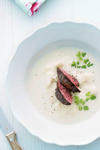 Sellerie-Birnenschaum-Suppe mit Geflügellebern Sellerie-Birnenschaum-Suppe mit Geflügellebern