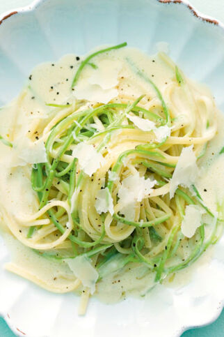 Spargel-Linguine mit Parmesansauce Spargel-Linguine mit Parmesansauce
