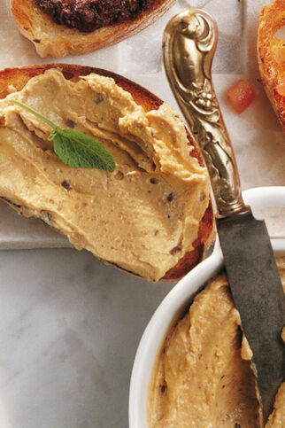 Brotscheiben mit Leberpastete Brotscheiben mit Leberpastete