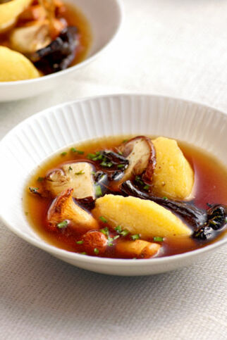 Waldpilzbouillon mit Polentanocken Waldpilzbouillon mit Polentanocken