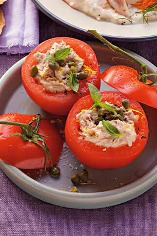 Tomaten mit Thunfisch-Kapern-Füllung Tomaten mit Thunfisch-Kapern-Füllung