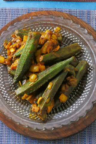 Okra mit Zwiebeln Okra mit Zwiebeln