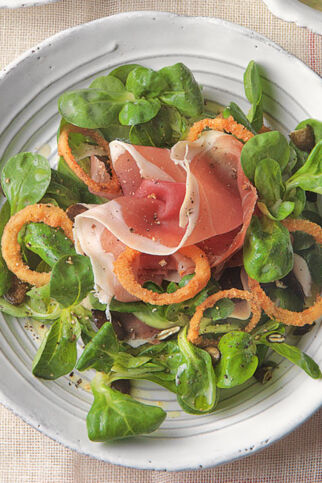 Vogerlsalat mit Vulcanoschinken und Erdäpfeldressing Vogerlsalat mit Vulcanoschinken und Erdäpfeldressing