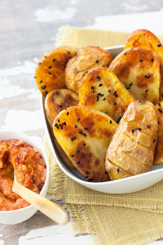 Tomaten-Hummus mit Ofenkartoffeln Tomaten-Hummus mit Ofenkartoffeln