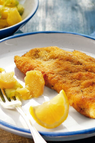 Panierte Schnitzel mit Kartoffel-Gurken-Salat Panierte Schnitzel mit Kartoffel-Gurken-Salat