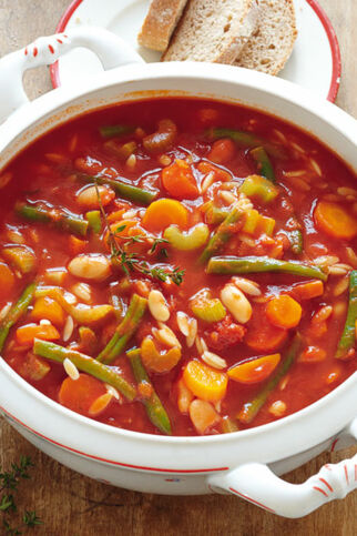 Bohneneintopf mit Tomaten und Reisnudeln Bohneneintopf mit Tomaten und Reisnudeln