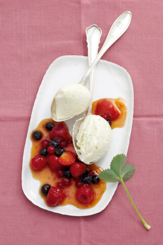 Orangen-Quarkmousse mit gemischtem Beerenkompott Orangen-Quarkmousse mit gemischtem Beerenkompott