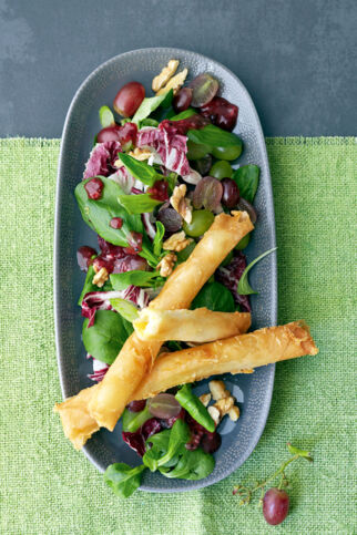 Herbstsalat mit Yufka-Käse-Stangen Herbstsalat mit Yufka-Käse-Stangen