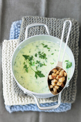Petersiliensuppe mit Croûtons Petersiliensuppe mit Croûtons