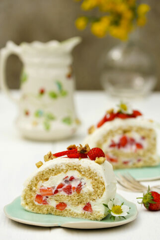 Dinkelbiskuitrolle mit Erdbeeren Dinkelbiskuitrolle mit Erdbeeren