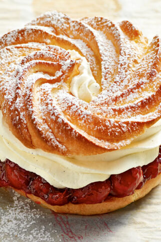 Orkanbeutl mit Kirschen und fui Sahne Orkanbeutl mit Kirschen und fui Sahne