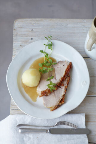 Schweinebraten mit knuspriger Kruste in Biersauce Schweinebraten mit knuspriger Kruste in Biersauce