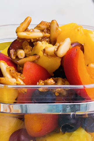 Obstsalat mit kandierten Pinienkernen Obstsalat mit kandierten Pinienkernen