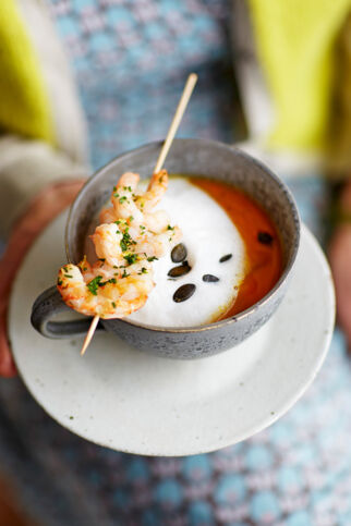 Kürbis-Cappuccino mit Garnelenspieß Kürbis-Cappuccino mit Garnelenspieß