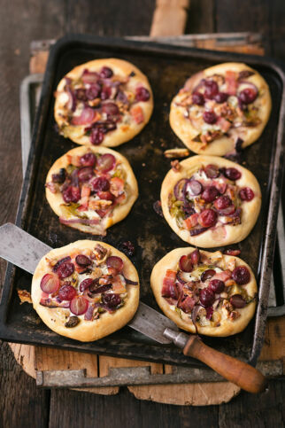 WINZERFLADEN MIT TRAUBEN WINZERFLADEN MIT TRAUBEN