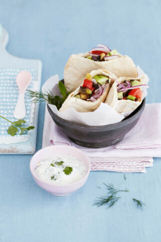 Salat-Pitas mit Kräuter-Joghurt-Dressing