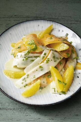 Möhren-Orangen-Salat mit Senfdressing Möhren-Orangen-Salat mit Senfdressing
