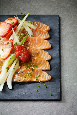 Lachs-Carpaccio mit Fenchel und Erdbeeren Lachs-Carpaccio mit Fenchel und Erdbeeren