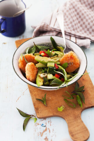 Avocadosalat mit Garnelenküchlein Avocadosalat mit Garnelenküchlein