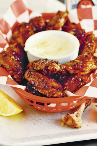 CHICKEN WINGS MIT BLUE CHEESE DIP CHICKEN WINGS MIT BLUE CHEESE DIP
