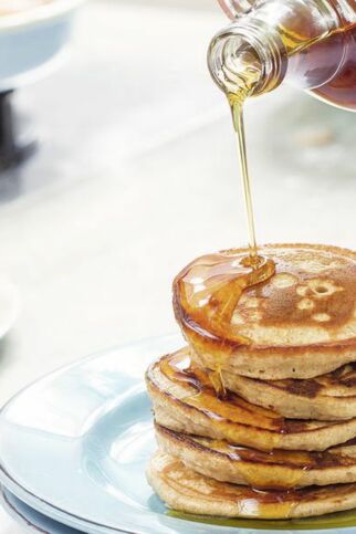 Pancakes mit Ahornsirup
