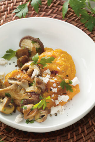 Paprika-Polenta mit Pilzen und Feta Paprika-Polenta mit Pilzen und Feta