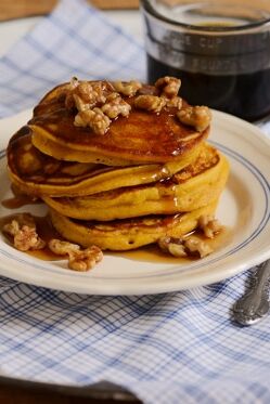 Kürbis-Pancakes mit gerösteten Nüssen Kürbis-Pancakes mit gerösteten Nüssen