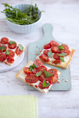 Pizza mit Schafskäsecreme und Tomaten Pizza mit Schafskäsecreme und Tomaten