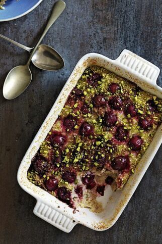 Quinoa-Auflauf mit Datteln und Kirschen Quinoa-Auflauf mit Datteln und Kirschen