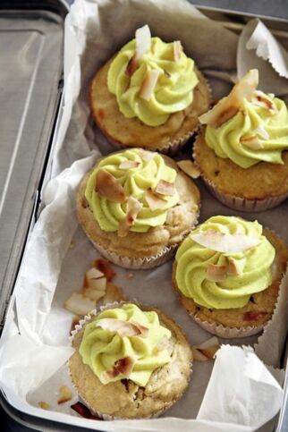 Apfel-Birnen-Muffins mit Kokostopping Apfel-Birnen-Muffins mit Kokostopping